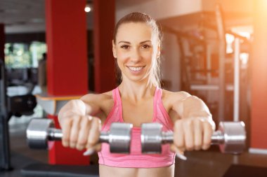 ince kız dumbbells ile egzersiz yaparak