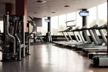 Ekipmanlı bir spor salonu.