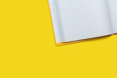 sarı bir arka plan üzerine açık çalışma kitabı