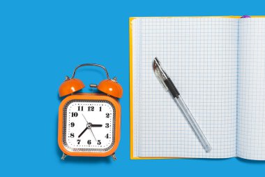 defterini, çalar saat ve kalem