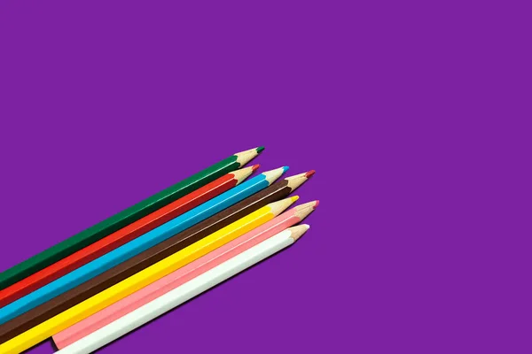 보라색 바탕에 색된 연필의 선 — 스톡 사진