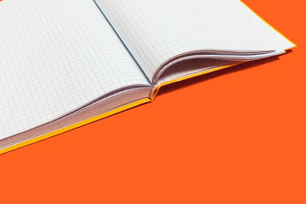 Відкрита робоча книга на помаранчевій поверхні — стокове фото