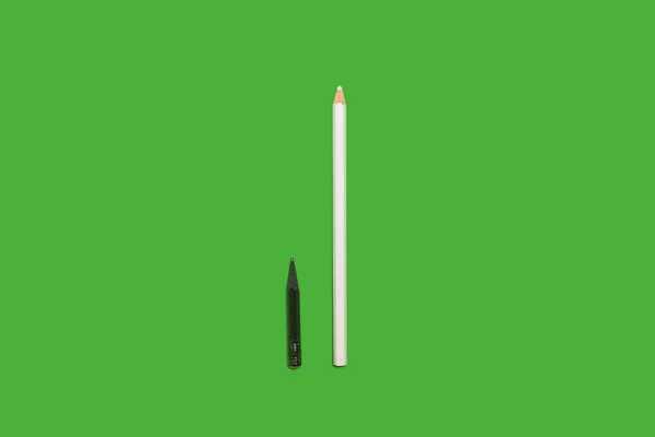 Czarny używany i białe nowe ołówki — Zdjęcie stockowe