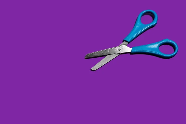 Scissors on a purple background — Stock Photo, Image