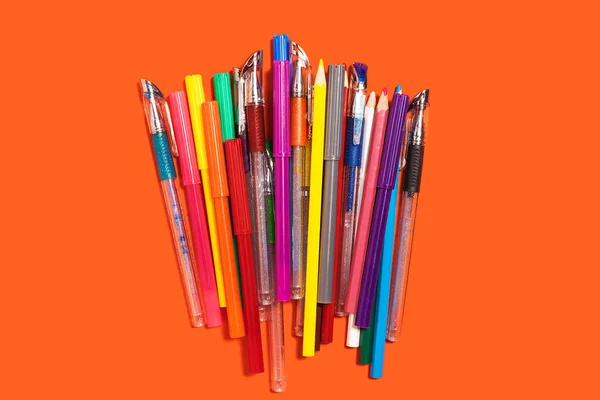 Högen av blyertspennor, märkpennor och pennor — Stockfoto