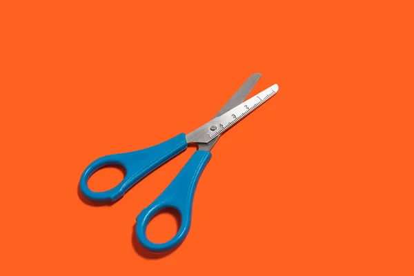 Scissors on an orange background — Stock Photo, Image