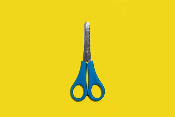 Scissors on a yellow background — Stock Photo, Image