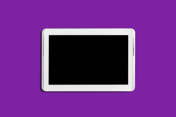 Планшетний ПК на фіолетовому фоні — стокове фото