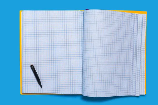 Lápis preto usado deitado em um caderno — Fotografia de Stock