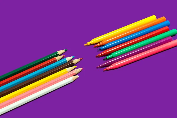 Χρωματιστά μολύβια εναντίον μύτες των μαρκαδόρων — Φωτογραφία Αρχείου