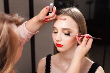 dikkatli bir rimel kirpikleri kusursuz makyaj güzellik Studio ile güzel bir modelinin uygulayarak sanatçı makyaj