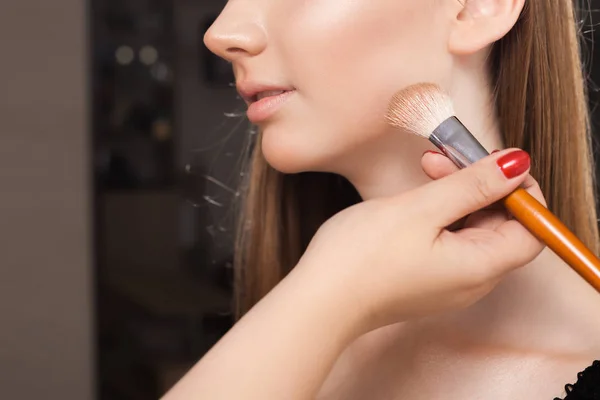 Makeup Artist Dabbing Loose Powder Face Young Beautiful Model Using — Stock Photo, Image
