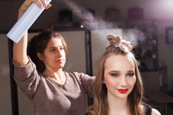 Alışılmadık bir topuz saç spreyi ile sabitleme Kuaför — Stok fotoğraf