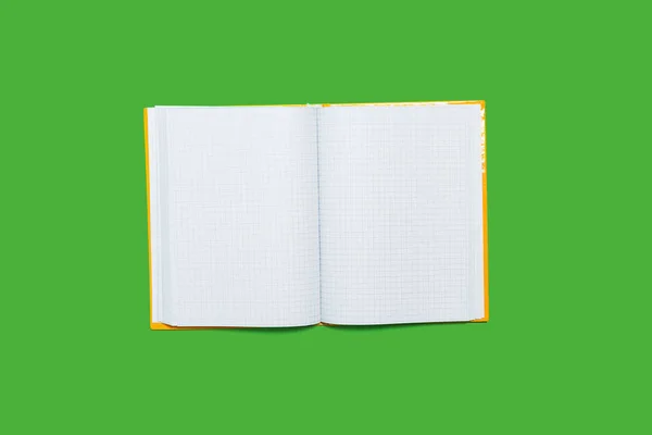 Livro aberto em um fundo verde — Fotografia de Stock