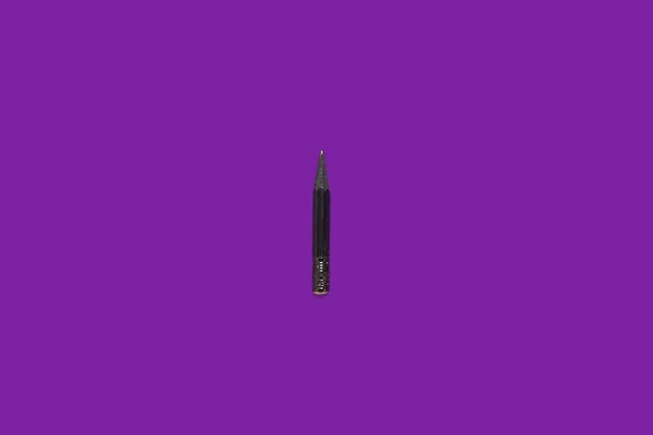 Használt ceruza elszigetelt lila alapon fekete — Stock Fotó