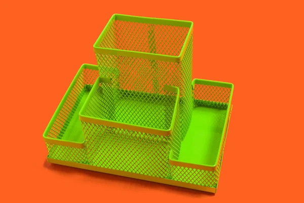 Suporte de lápis vazio verde em uma superfície laranja — Fotografia de Stock