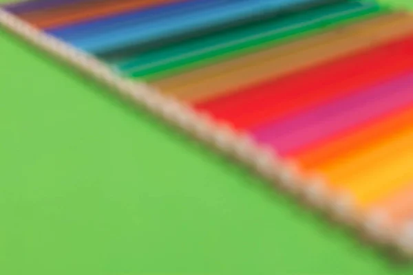 Foto borrosa de una fila de varios bolígrafos de fieltro de colores —  Fotos de Stock