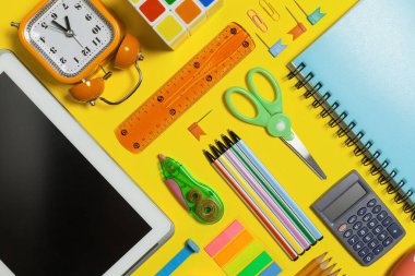 farklı okul sarı bir yüzey üzerinde sabit