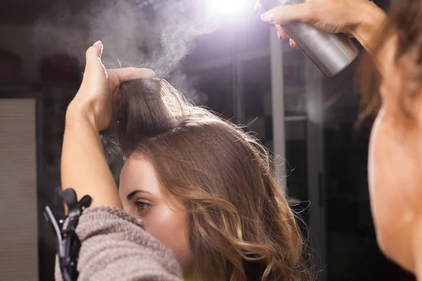 Fodrász rögzítése a coiffure egy lány, haj spray — Stock Fotó