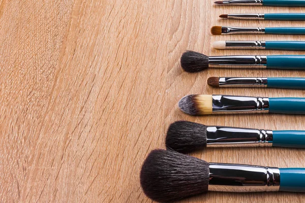 Makyaj fırçaları satırında döşeme fotoğraf kapatmak