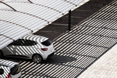 arabalar üzerinde düşen gölgeler