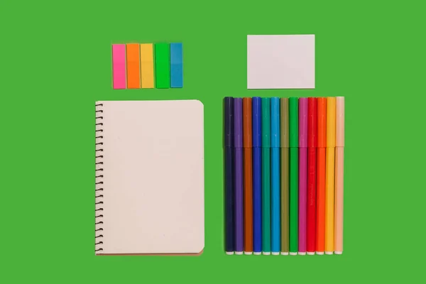 Canetas feltro, caderno e adesivos — Fotografia de Stock