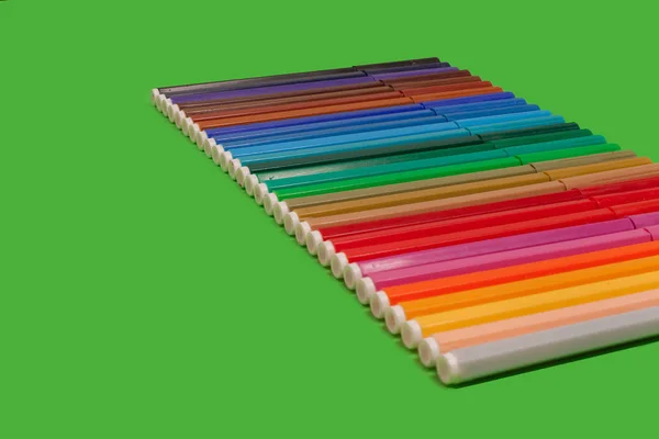 Ряд барвистих фетрових ручок — стокове фото