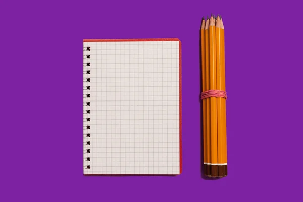 Spiraal notitieboekje met potloden — Stockfoto