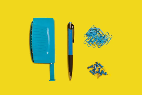 Perforador agujero azul, pluma y clips de papel —  Fotos de Stock