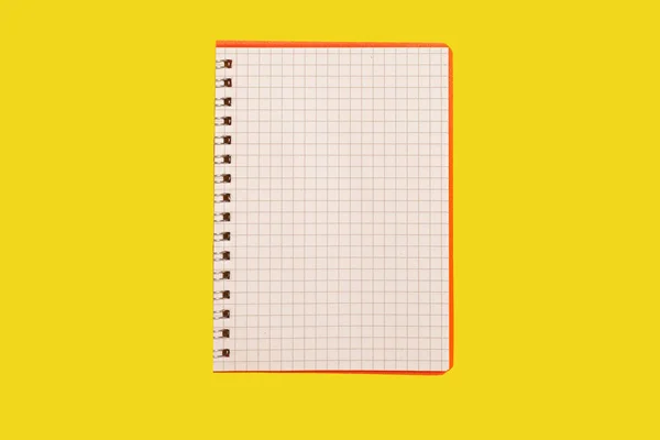 Cuaderno espiral abierto sobre fondo amarillo — Foto de Stock