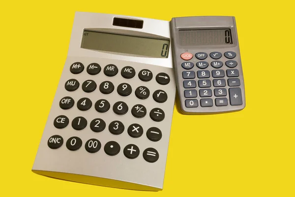 Kalkulačky na žlutém podkladu — Stock fotografie