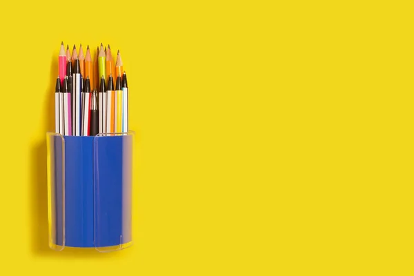 Pennor och pennor liggande i en lila pennskaft — Stockfoto