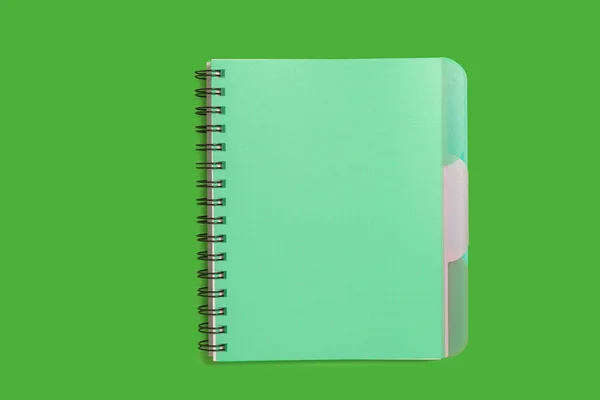 Caderno em uma superfície verde — Fotografia de Stock