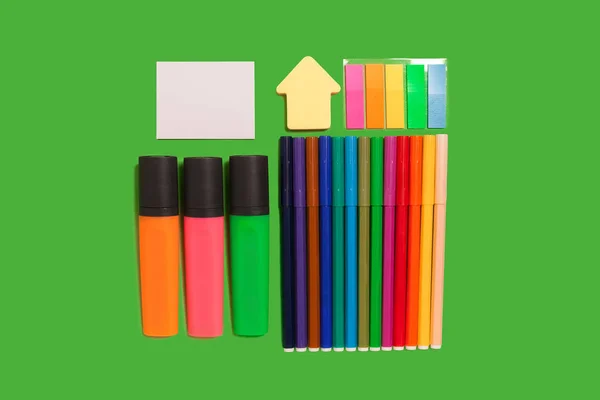 Canetas de feltro multicoloridas, marcadores, tintas aquarelas e adesivos — Fotografia de Stock