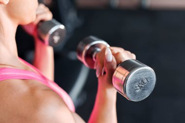 kadının elleri dumbbells ile yakın çekim