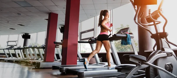 Mujer corriendo en la cinta de correr —  Fotos de Stock