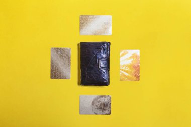 kredi kartları ile çevrili siyah çanta