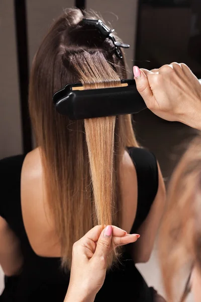 Cabeleireiro fazendo um penteado gauffer de uma mulher — Fotografia de Stock