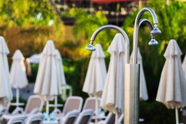 sandalye, şemsiye ve açık duş otel güverte