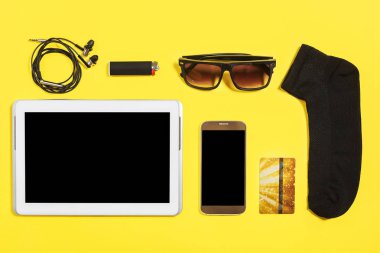 sarı bir arka plan üzerinde modern insan aksesuar koleksiyonu