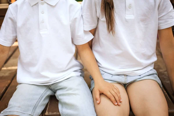 Boys hand on girls leg — Stock Photo, Image