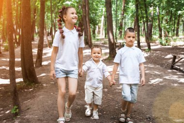 Ormanın yürüyüş çocuk