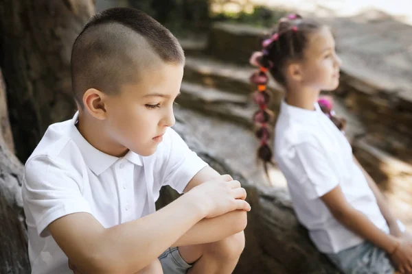 Chateado menino e menina pela árvore — Fotografia de Stock