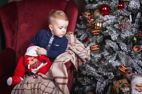 크리스마스 스타킹을 들고 관심된 어린 소년 — 스톡 사진