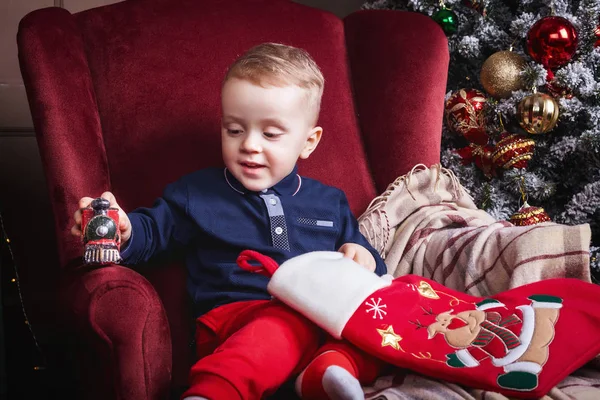 크리스마스 스타킹 및 장난감 기차를 들고 어린 소년 — 스톡 사진