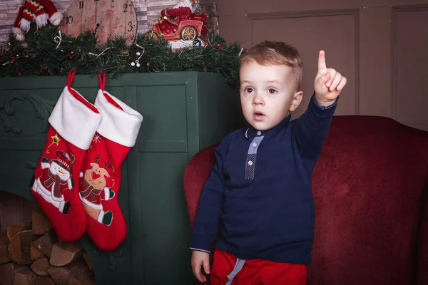Litlittle 소년 크리스마스 배경 근처 손가락을 높이 — 스톡 사진