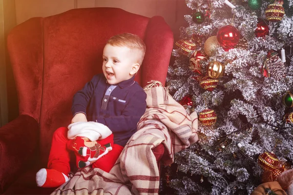 크리스마스 스타킹을 들고 행복 한 소년 — 스톡 사진