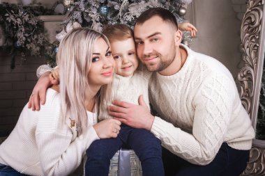 Aile chrismas tree yakınındaki sarılma