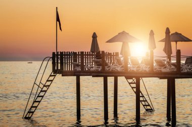 muhteşem günbatımı iskelede