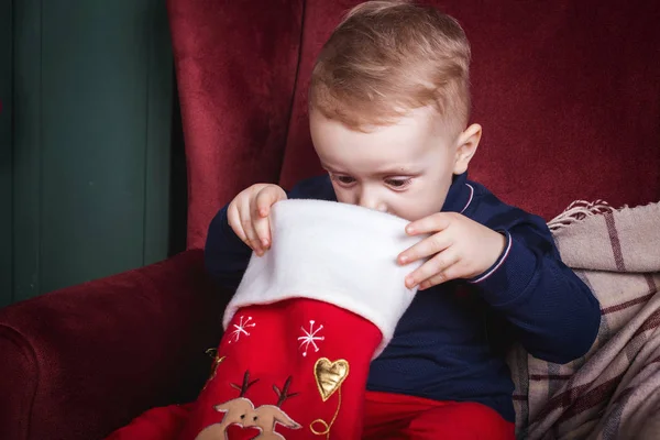 küçük çocuk Noel çorap içinde arıyorum